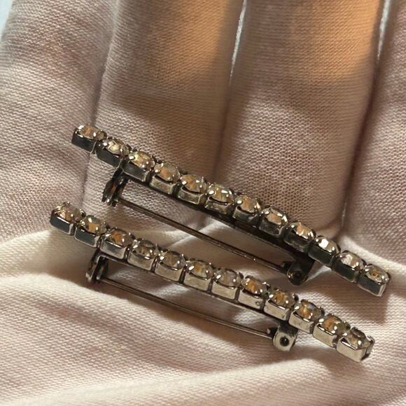 Lot 8 VTG Brooches Pins Cameo Violin Cat Leaf Rhinestone Lucky Horseshoe Event - Picture 9 of 9